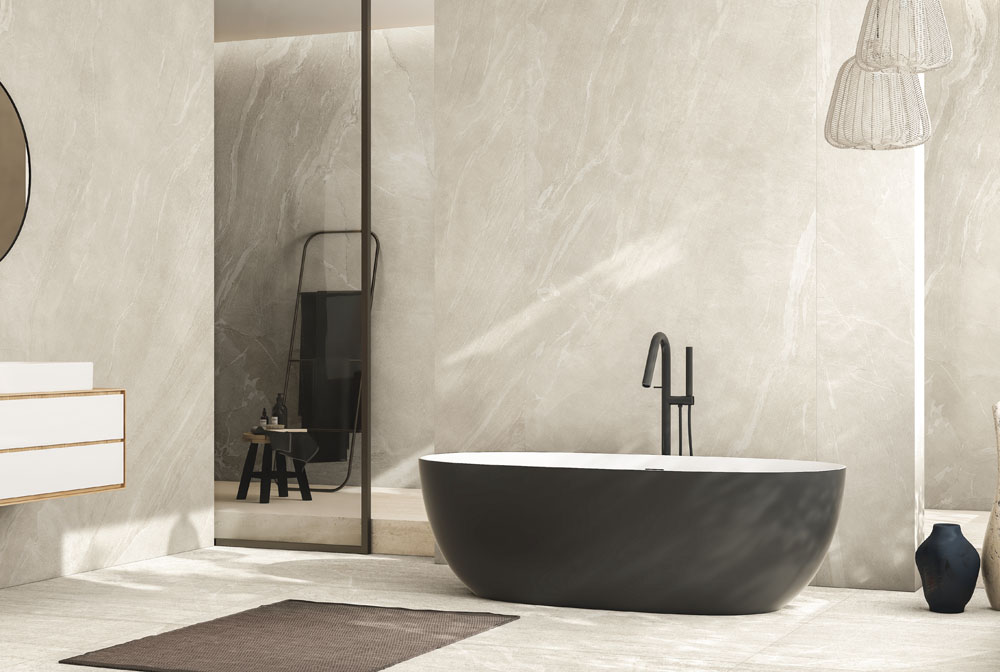 Salle de bain claire avec baignoire noire et douche vitrée