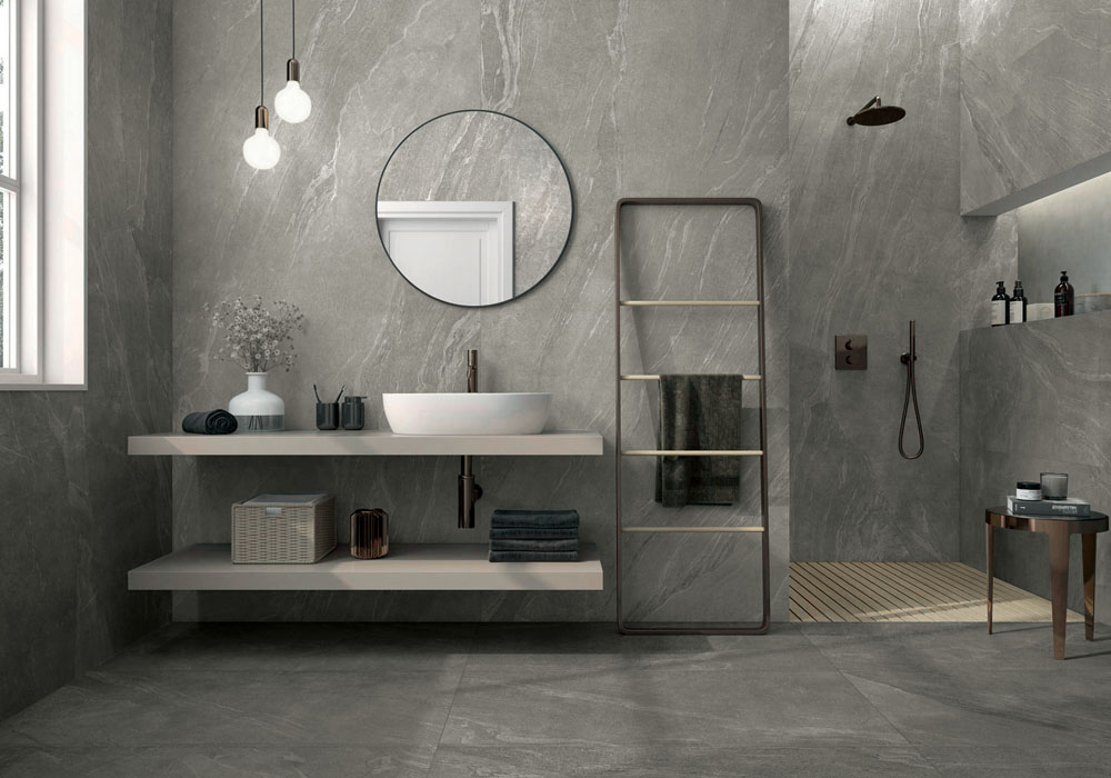 Salle de bain minérale grise avec douche ouverte et vasque