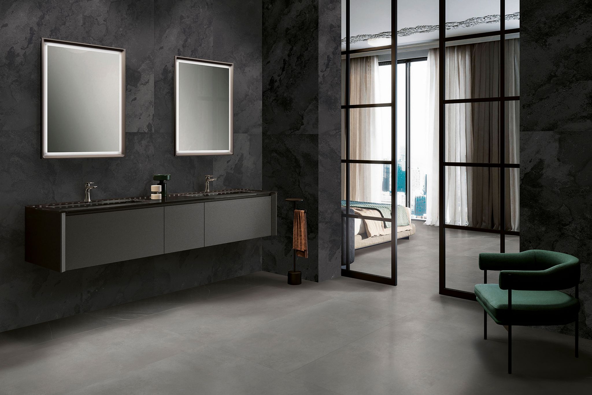 Salle de bain sombre avec double miroir, verrière et fauteuil vert