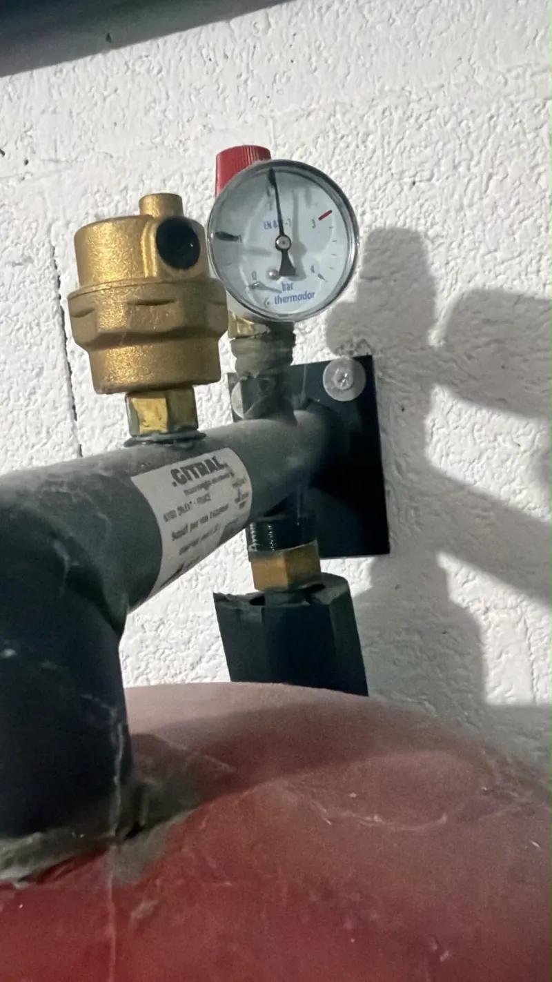 Manomètre de pression et purgeur automatique en laiton sur un circuit de chauffage