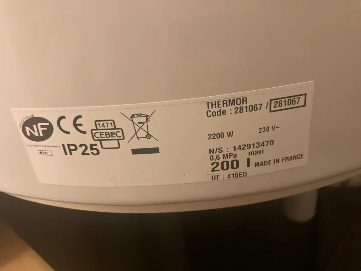 Plaque signalétique d'un ballon d'eau chaude Thermor : 200 litres, 2200 W, 230 V, pression maximale 0,6 MPa