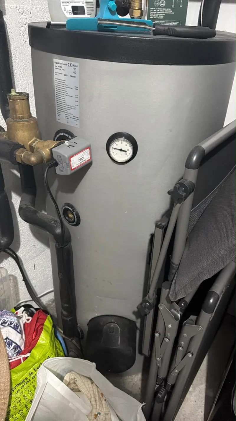 Ballon d'eau chaude de 200 litres raccordé à une pompe à chaleur air/eau, avec thermomètre en façade