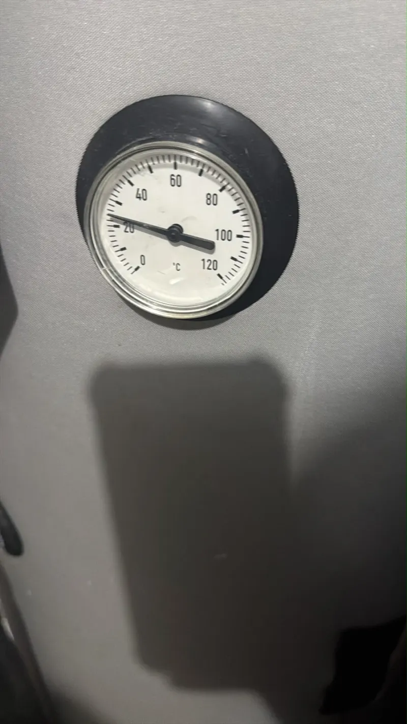 Thermomètre à aiguille sur la façade d'un ballon d'eau chaude