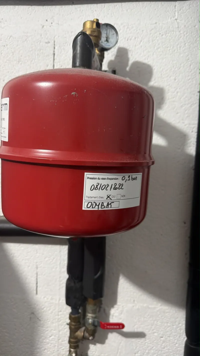 Vase d'expansion rouge avec étiquette de pression de gonflage