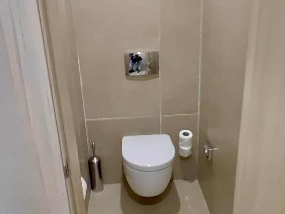 Sanitaire suspendu posé dans une niche étroite