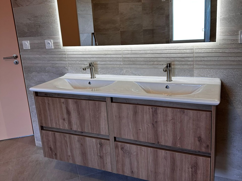 Double vasque posée avec miroir éclairé