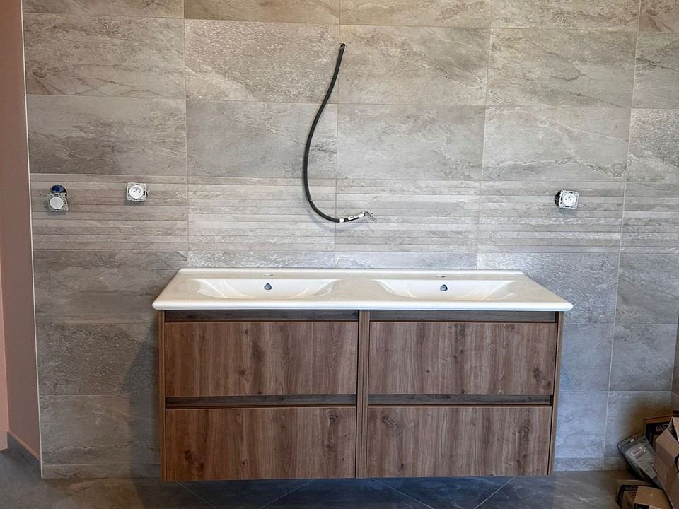 Pose en cours d'un meuble double vasque