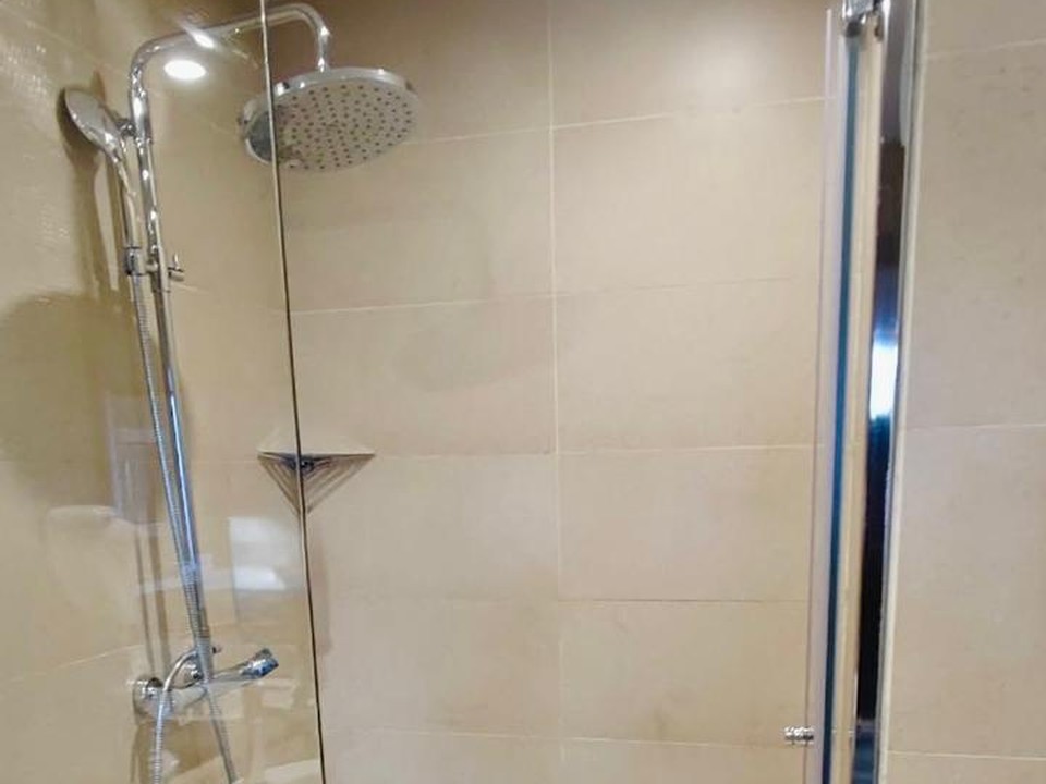Douche vitrée terminée après travaux sanitaires