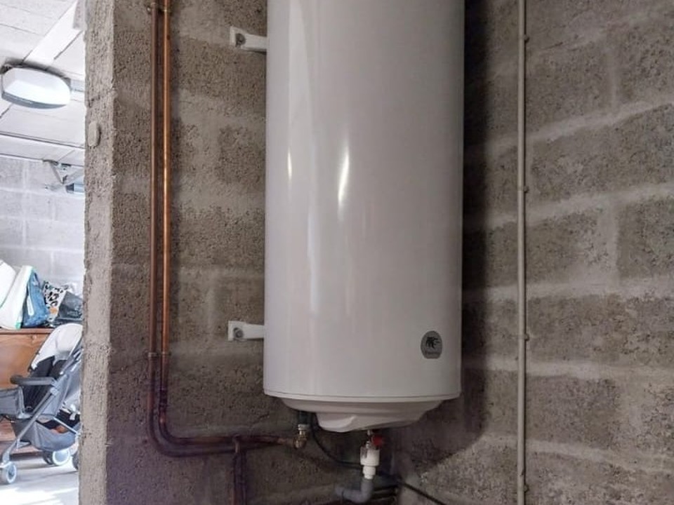 Ballon d'eau chaude posé sur un mur en local technique