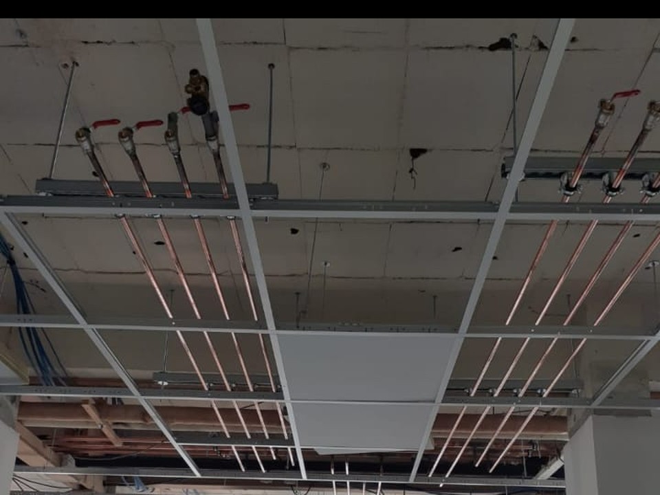 Réseau plomberie technique en plafond sur chantier
