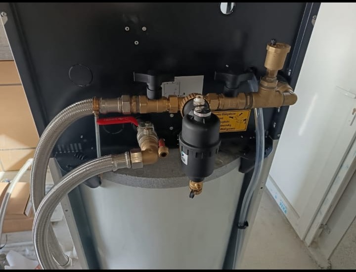 Détail de raccordements sur une installation de plomberie